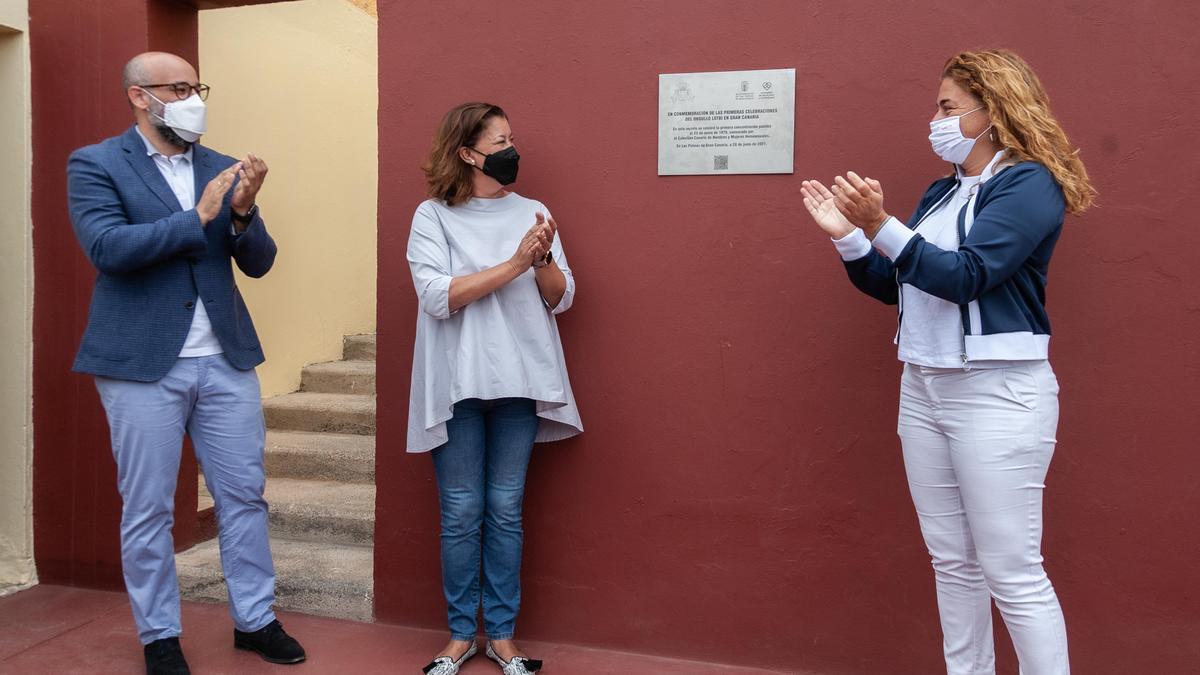 Aridany Romero, Mari Carmen Reyes y Germma Martínez durante el descubrimiento de la placa en el López Socas.