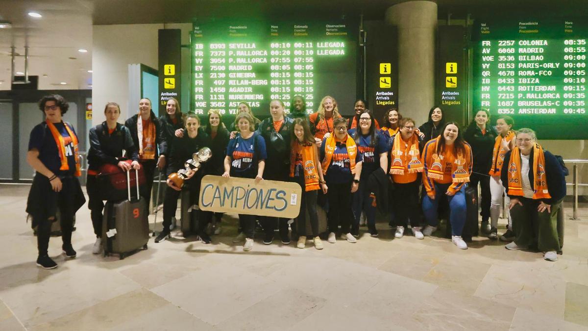 El recibimiento a las campeonas taronja en el Aeropuerto de Manises