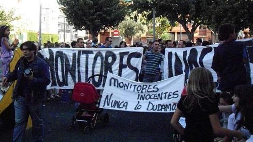 Un momento de la concentración que se llevó a cabo frente al colegio Altamira