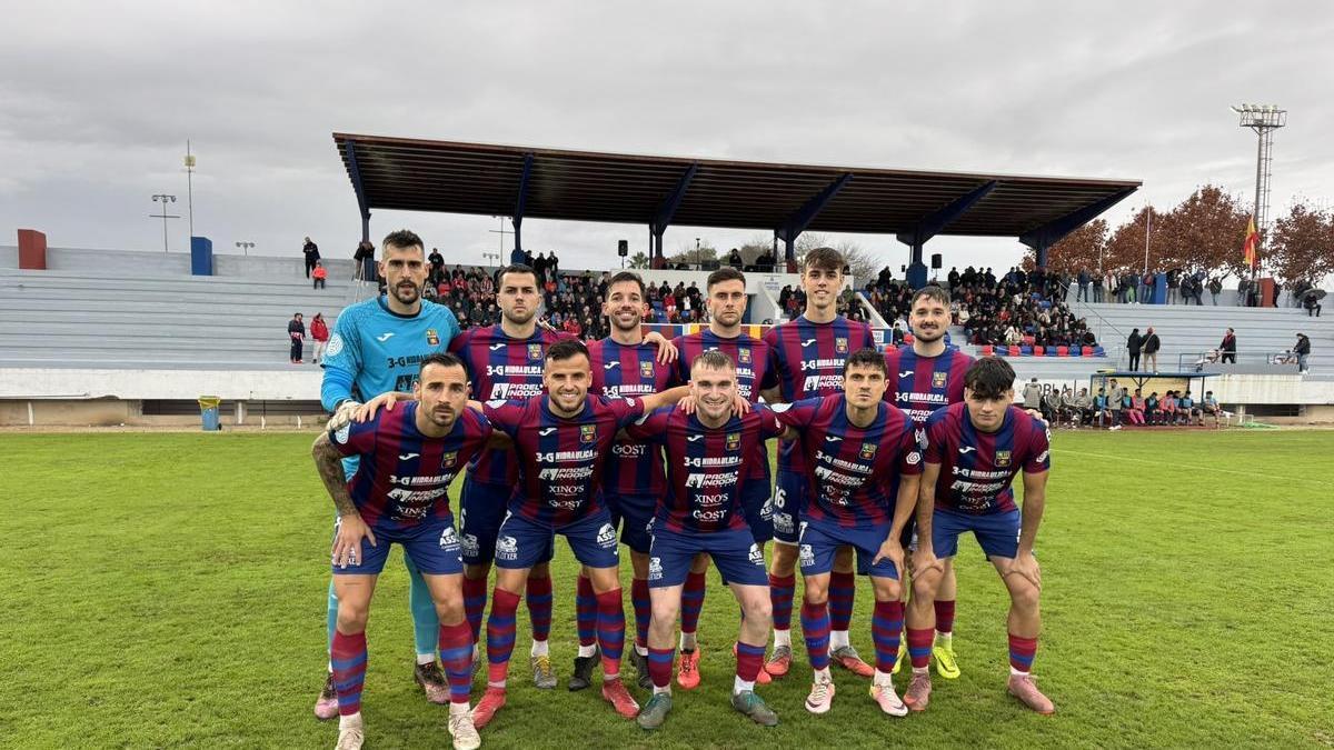 El once inicial del Poblense antes de comenzar el encuentro contra el Terrassa.
