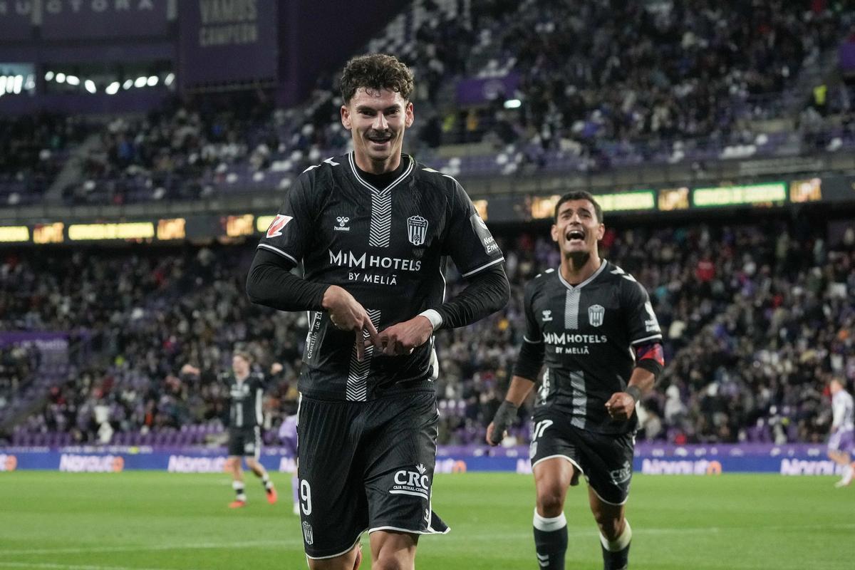 Mariano Carmona festeja el tanto del triunfo del Eldense en Valladolid.