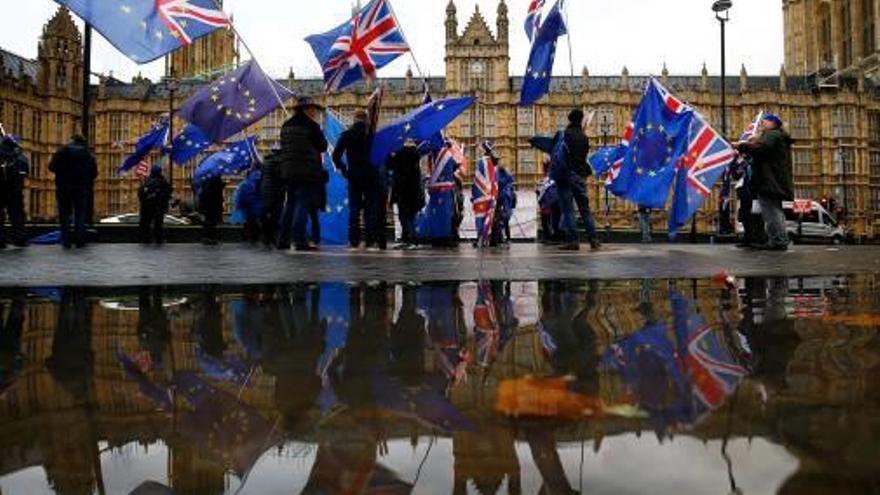 Manifestants anti-Brexit a l&#039;exterior del Parlament britànic