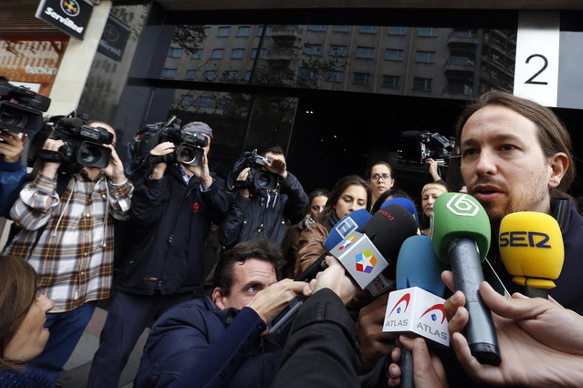 Pablo Iglesias atén els mitjans a l’arribar al consell ciutadà de Podem, aquest dissabte a Madrid.