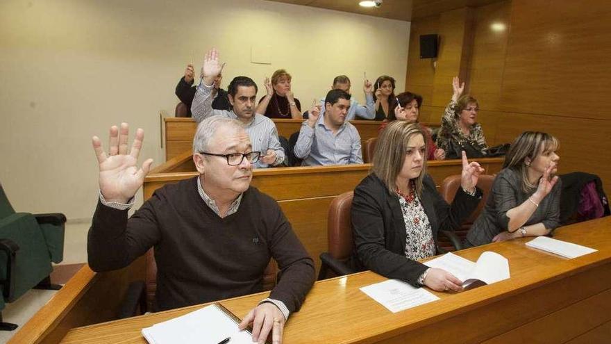 Concejales del Gobierno local votan durante un pleno.