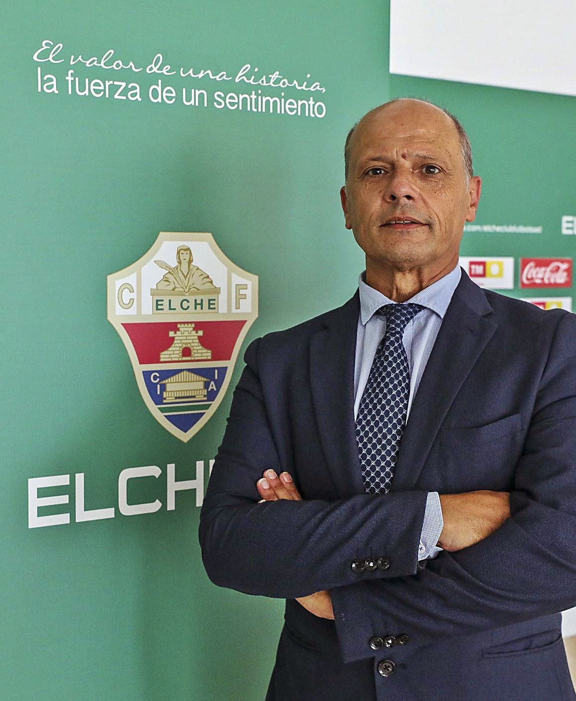 Buitrago, en la zona mixta del estadio Martínez Valero con el escudo del club.