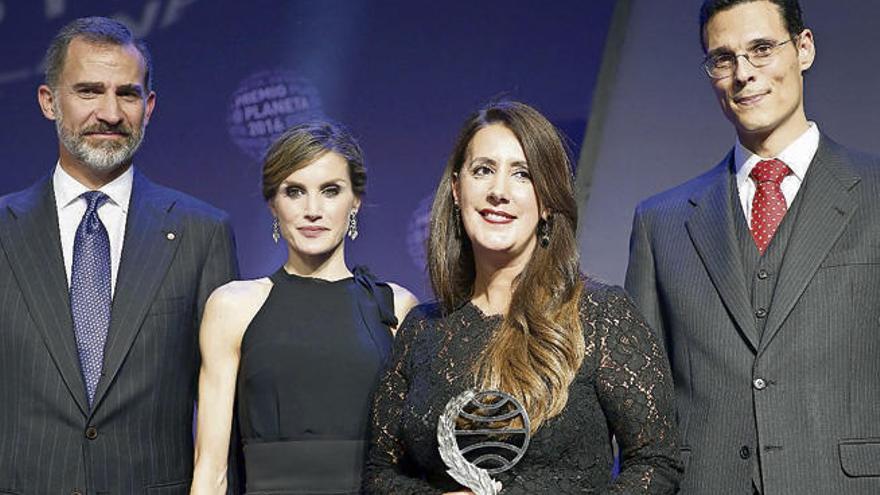 Los Reyes, Dolores Redondo con el galardón y Marcos Chicot, ayer, en la gala del premio Planeta.