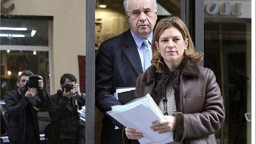 Los consellers Blasco y De León, ayer, después de acabar la reunión del Consell.