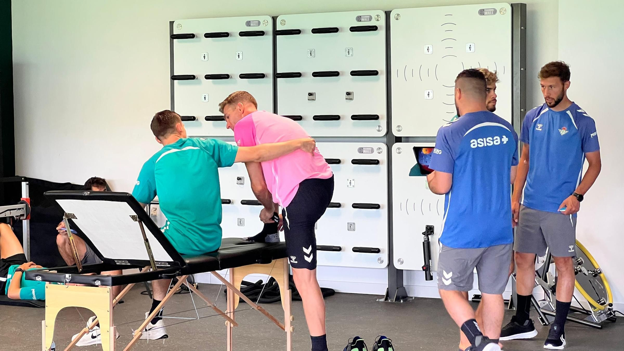 Primer día de reconocimientos médicos en el Betis antes de iniciar la pretemporada en Portugal