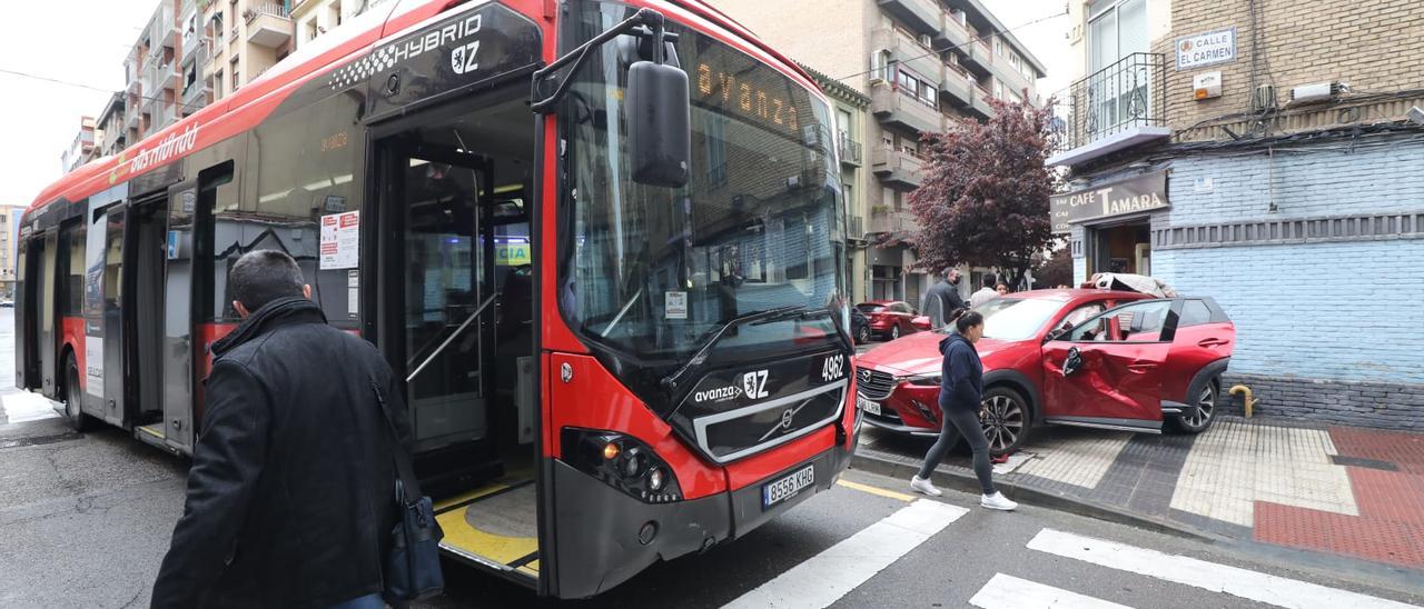 VÍDEO | Accidente entre un coche y un autobús urbano en el cruce de la calle Princesa y el Carmen