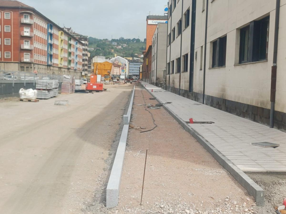 Nuevas aceras y bordillos en los terrenos liberados por el soterramiento ferroviario de Langreo en la zona de Valnalón