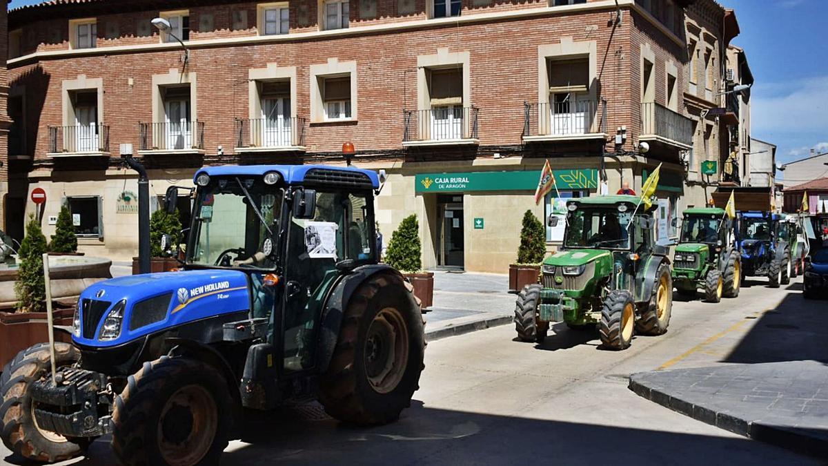 Tractores y otros vehículos agrícolas recorrieron las calles de Cariñena. | SERVICIO ESPECIAL