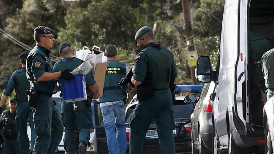 Agentes con el material intervenido en el registro de una vivienda.