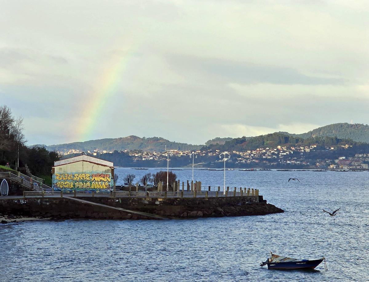 Vista de la escollera de la playa de A Punta, con el Club de Remo Virxe da Guía, donde se propone una piscina natural