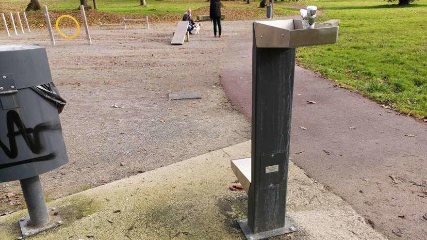 La fuente del parque canino de La Fresneda, ayer.