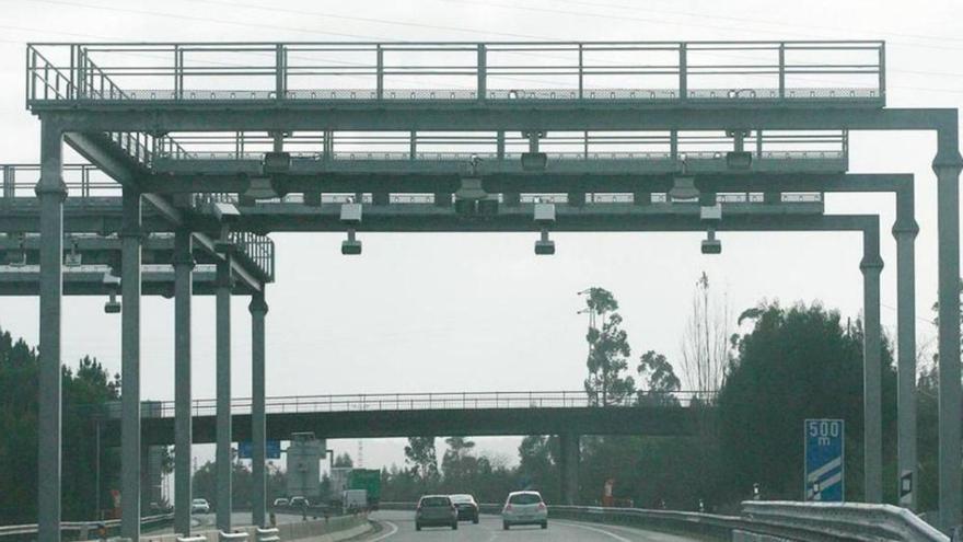 Arcos de peaje de una autovía en Portugal.