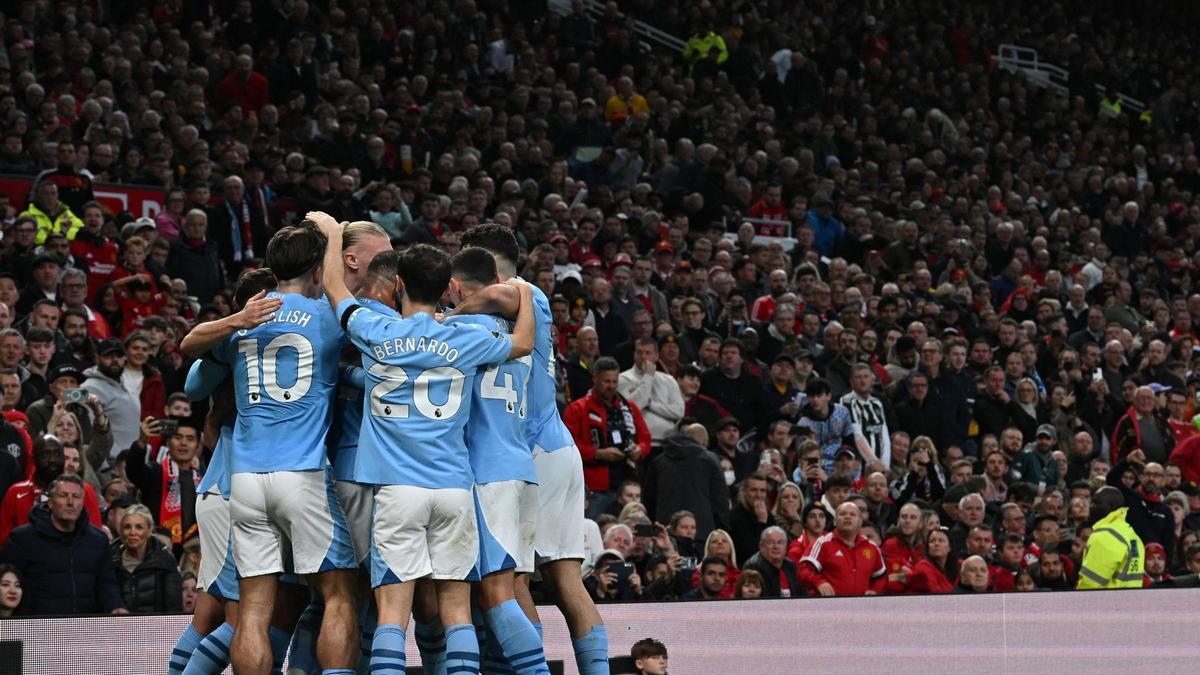 La piña de los jugadores del City después de adelantarse con el 0-1 en Old Trafford.