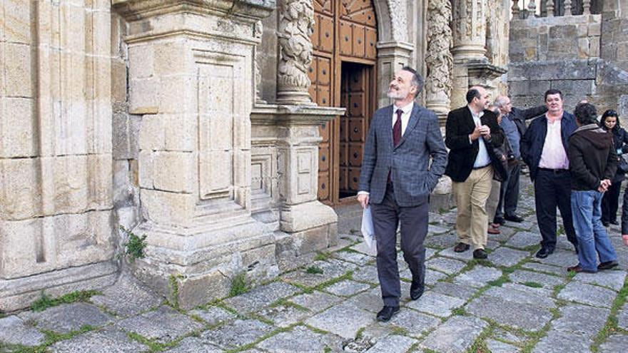 Roberto Varela, durante la visita que realizó ayer a As Ermidas.  // FdV