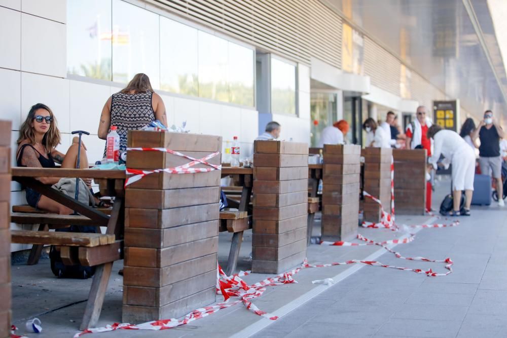 Acumulación de basura y falta de mantenimiento en el aeropuerto de Ibiza