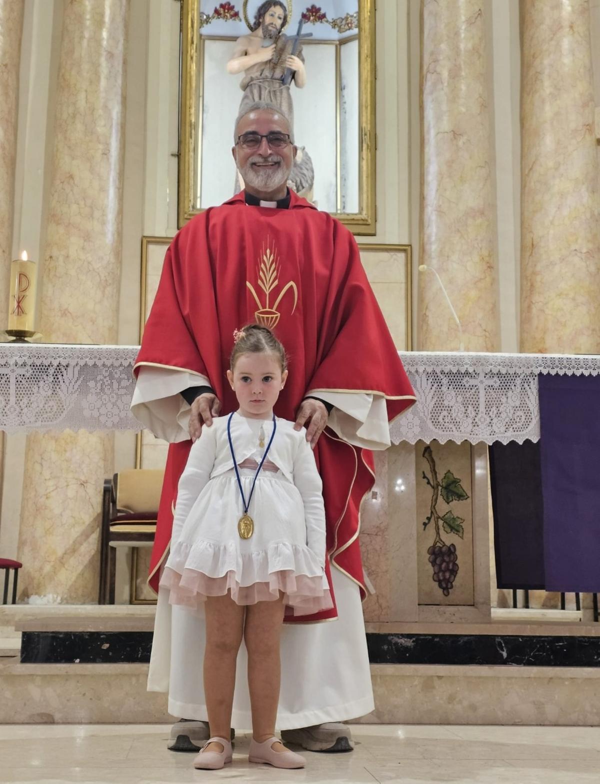 Vera Ibáñez Agudo, Angelet de la Corda 2026, tras ser bendecida por el párroco de Alfarrasí.