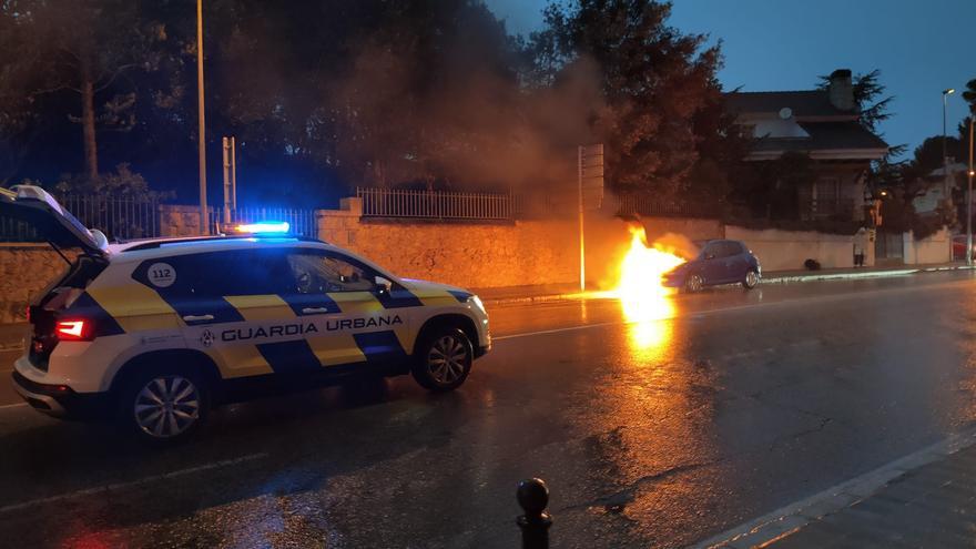 Un vehicle s&#039;incendia a l&#039;avinguda Salvador Dalí de Figueres sota la pluja