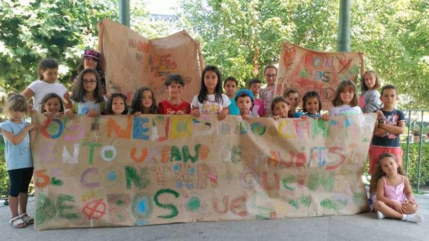 Pancartas en defensa de los montes elaboradas por los niños. // FdV