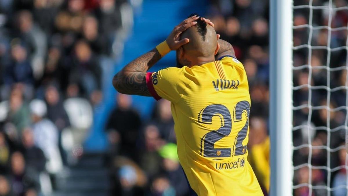 Arturo Vidal se lamenta de la momentánea anulación de su gol, finalmente válido, que supuso el triunfo del Barça en Leganés.