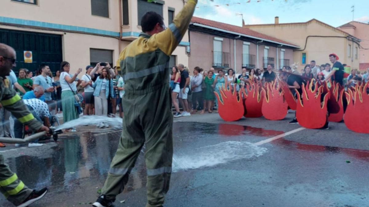 Una de las carrozas en las que quedó plasmada la tragedia del fuego vivida en pueblos del Tera. | C. G. R.