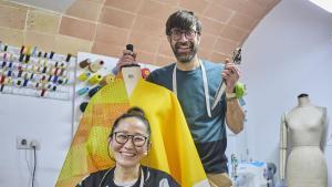 Nahoko Maeshima y Marcel Bofill, sastres del estudio Maru-Shima de Palafrugell y autores del vestido de la reina del Carnaval de Barcelona