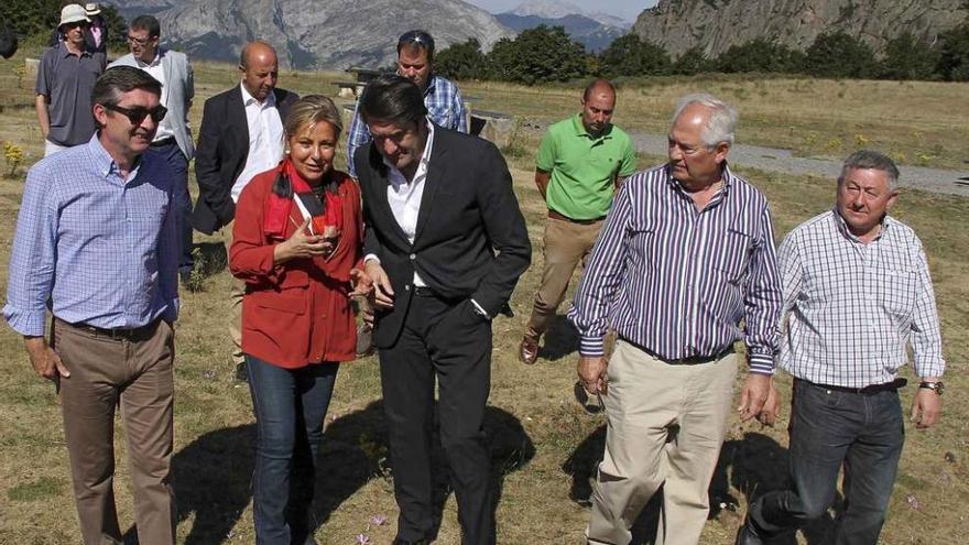 La vicepresidenta Rosa Valdeón, junto al consejero de Medioambiente (tercero por la izquierda) en los Picos de Europa.