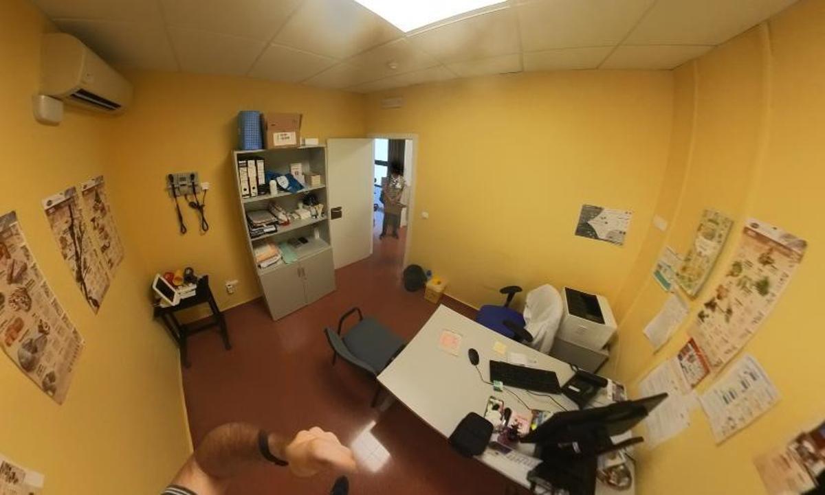 Una de las consultas médicas del centro de salud de Bocairent que ampliará su espacio.