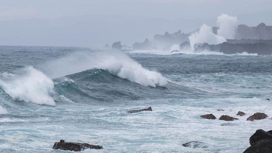 Oleaje en la costa tinerfeña durante un temporal anterior.