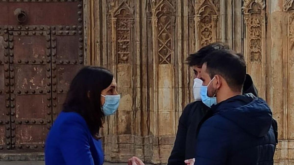 Elisa Valía y Alejandro Ramon
discuten a la puerta de la 
centenaria institución.  
levante-emv