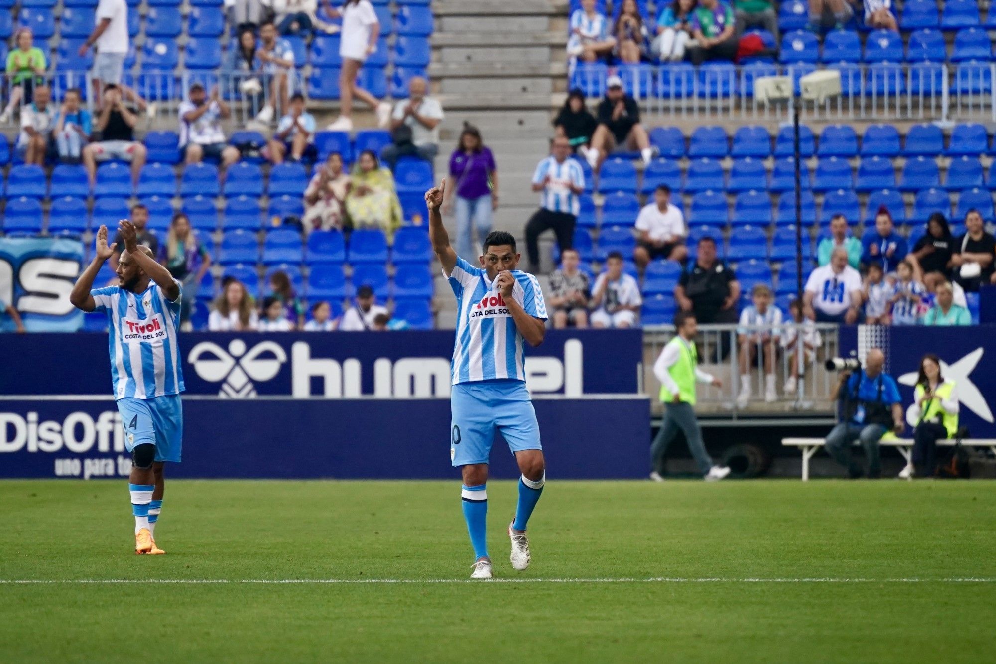 Las leyendas del Málaga CF vuelven a pisar el césped de La Rosaleda