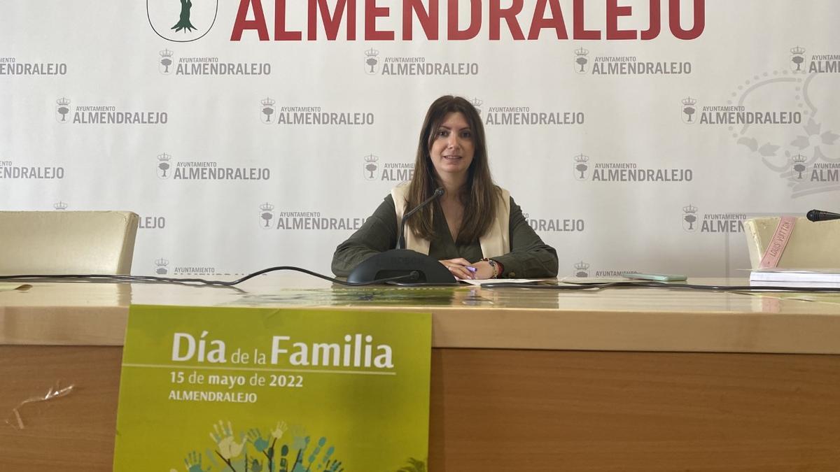 La concejala Isabel Ballesteros presenta el Día de la Familia