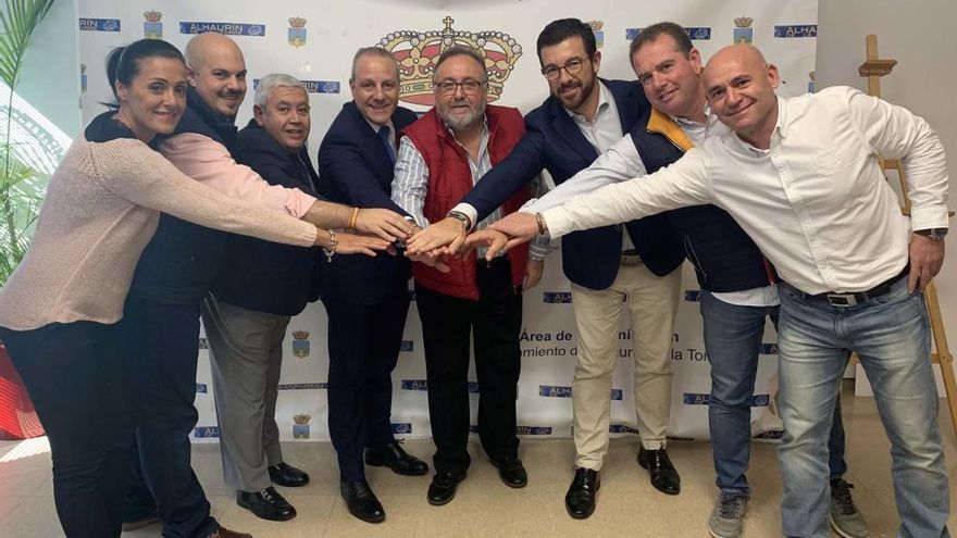 Foto de familia tras la reunión en el Ayuntamiento de Alhaurín