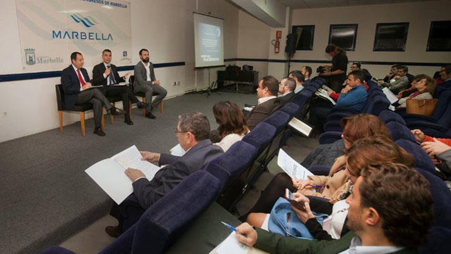 El alcalde de Marbella, José Bernal, se dirige al auditorio.