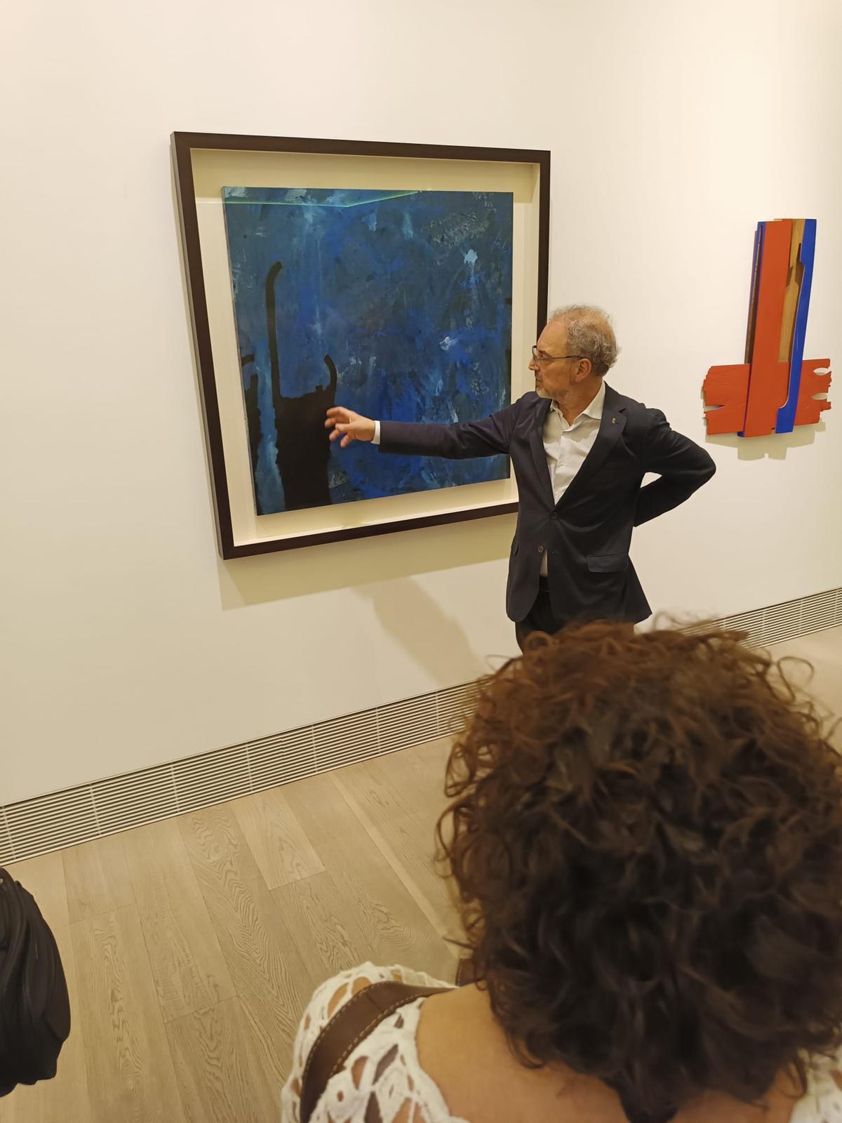Un momento de la visita, ante un cuadro de Hugo Fontela.