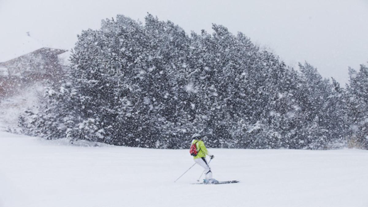 Una esquiadora desciende por una pista de Grandvalira el pasado martes, en plena nevada