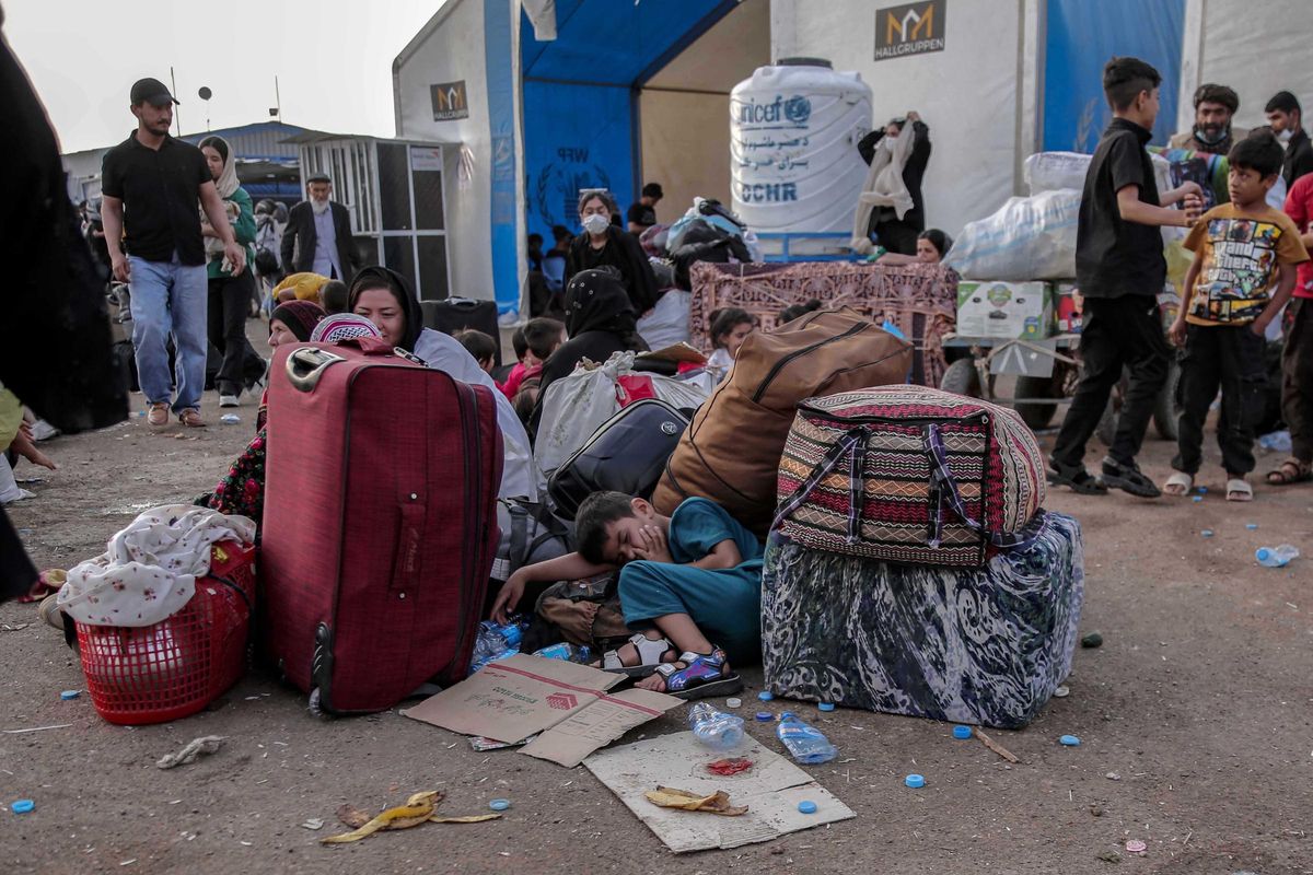 Refugiados afganos, repatriados desde Irán, esperan en el paso fronterizo de Islam Qala, en la provincia afgana de Herat.