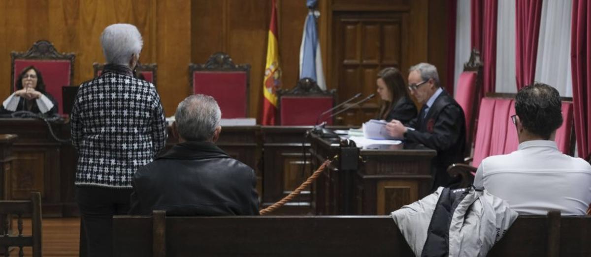 Los acusados, un matrimonio y su hijo, durante el juicio, ayer. | ROI CRUZ