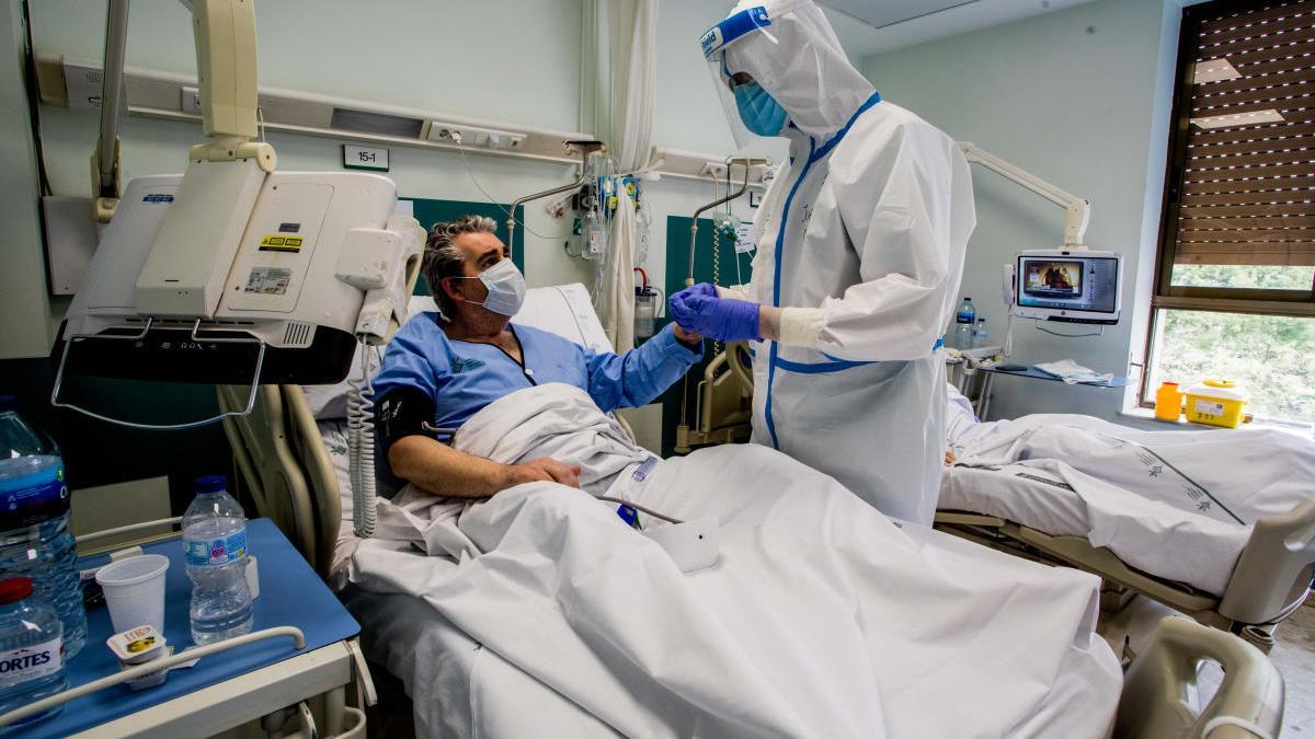Un sanitario atiende a un paciente afectado de la covid-19 en el Hospital General de València.