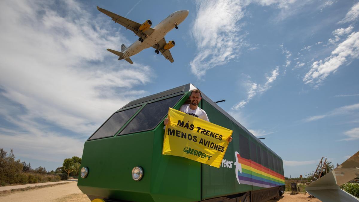 Una de las acciones de Greenpeace en el aeropuerto de Barcelona.