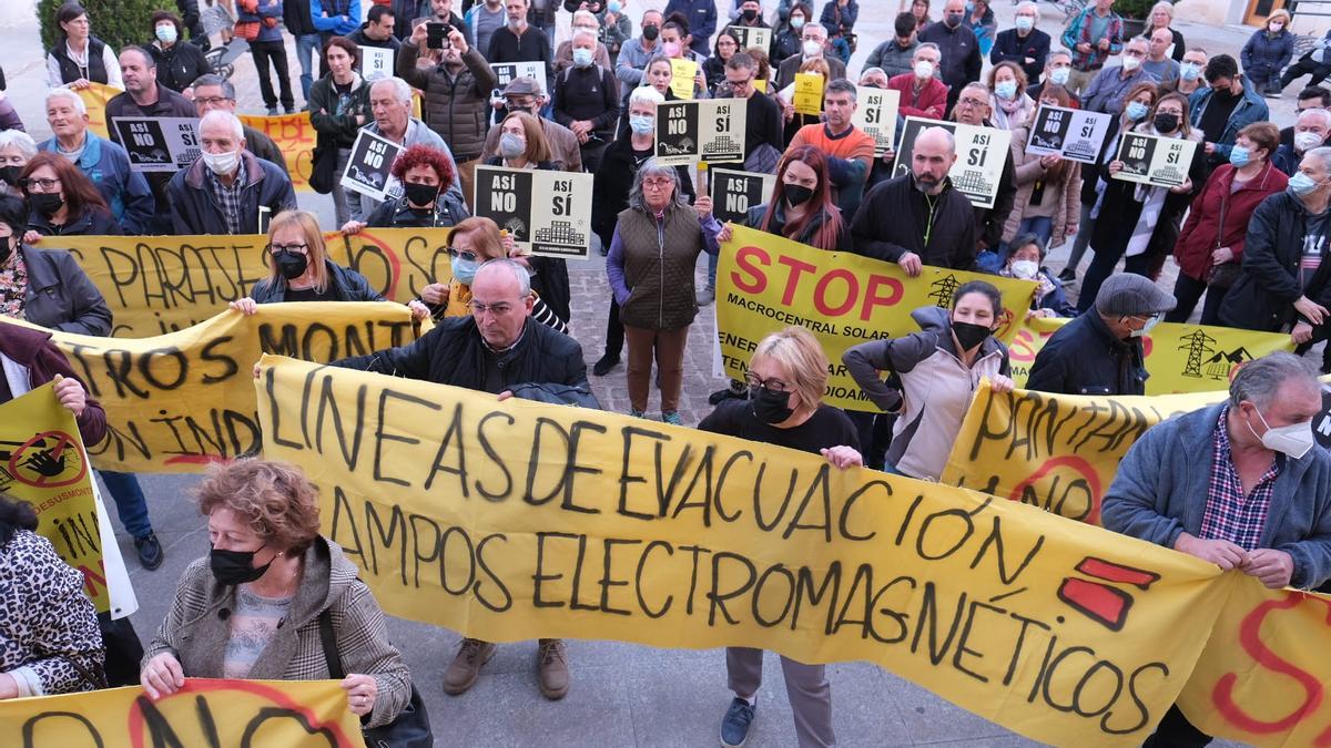 Los manifestantes también han mostrado pancartas contra las líneas de evacuación de la electricidad.