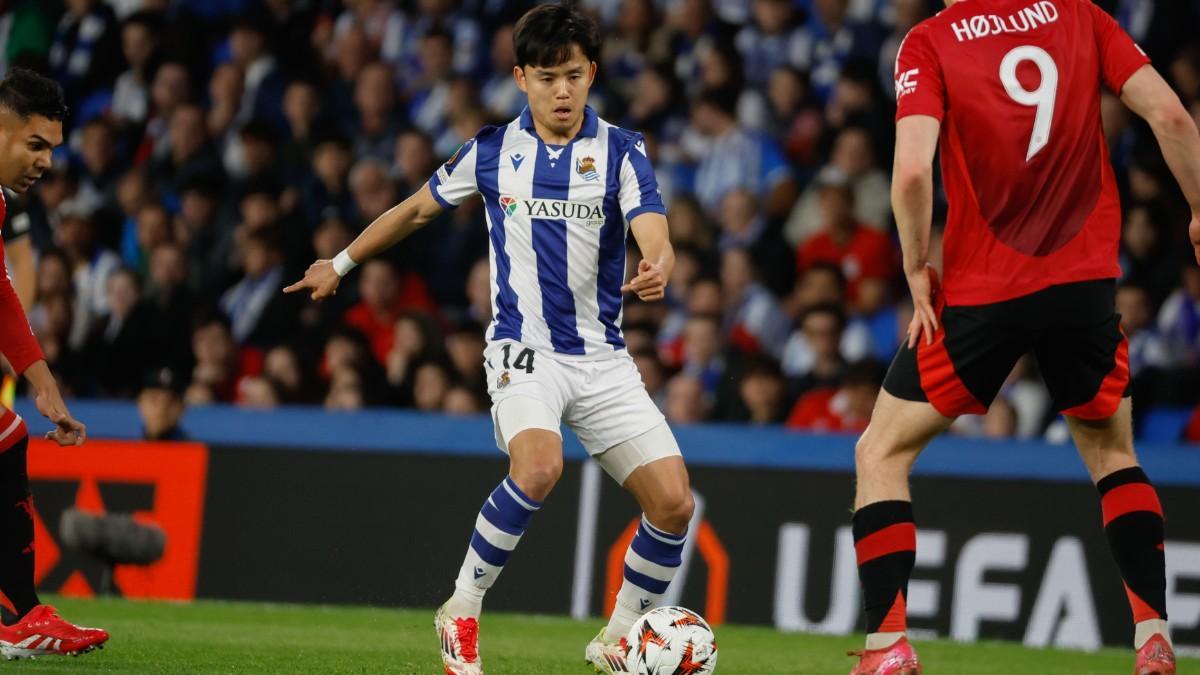 Kubo intenta zafarse de la presión de Casemiro y Hojlund