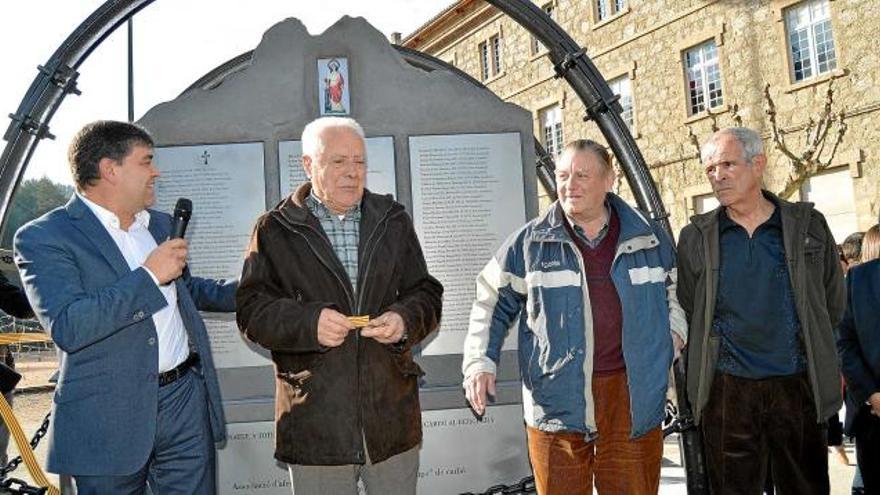 Per l&#039;esquerra, Jesús Calderer, alcalde de Cercs, amb membres de l&#039;associació minaire José Moliner, Pere Soler i Antonio Cárdenas davant del monòlit, ahir