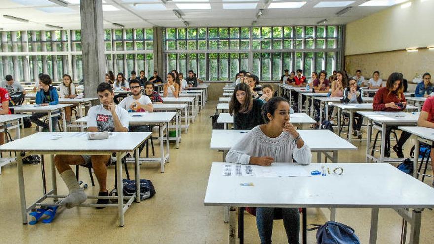 Los alumnos canarios despuntan en la PAU y naufragan en la universidad