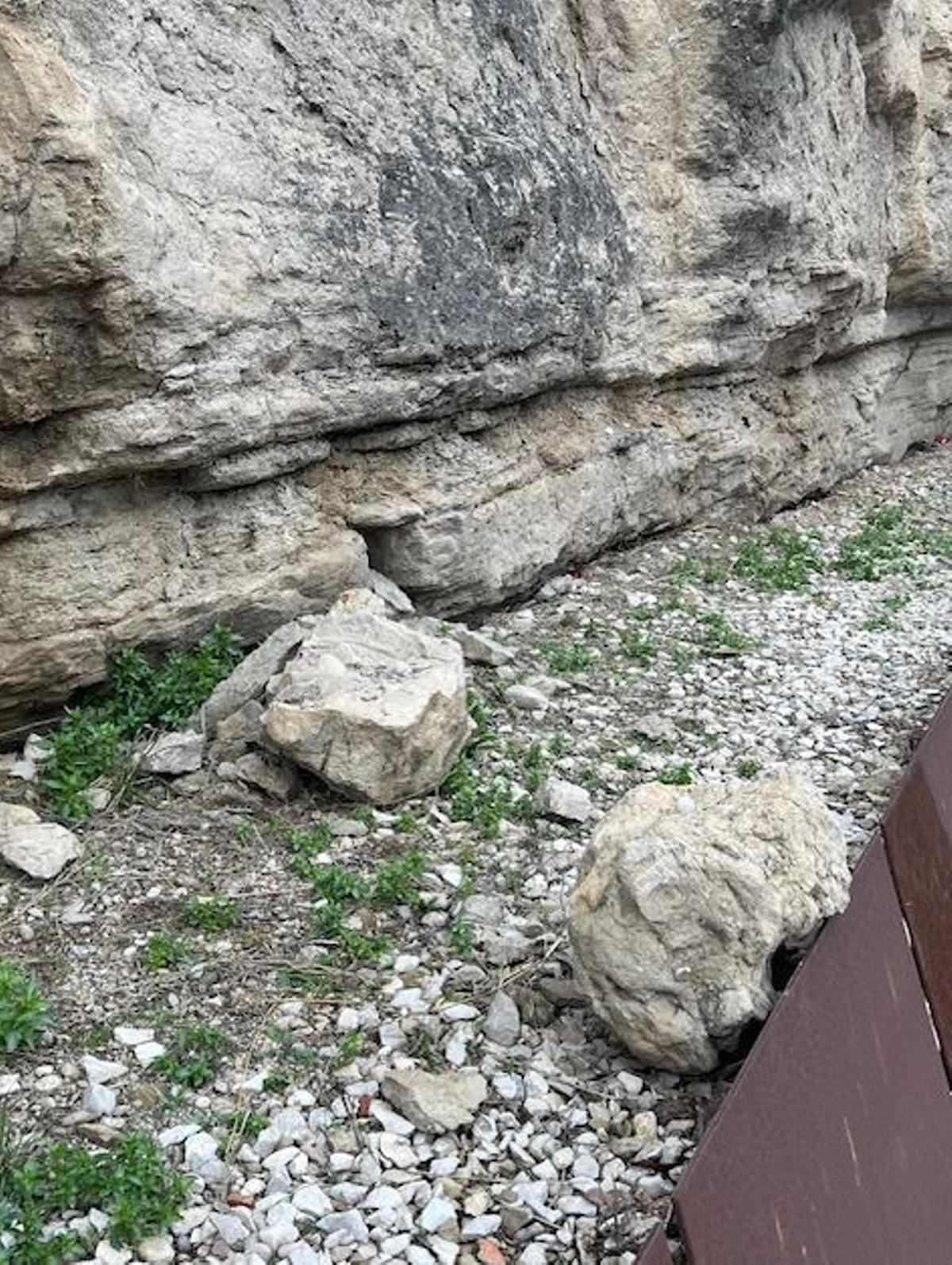 Les dues pedres de grans dimensions que han caigut a sota la bauma