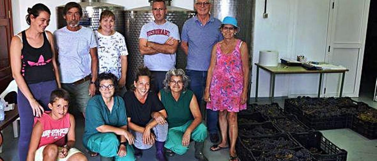 Viticultores de Agüimes junto a sus uvas en la bodega municipal.