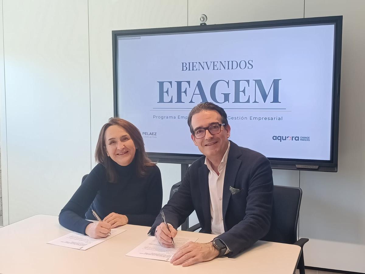 Aurora Fulleda y Javier Peláez, durante la firma del acuerdo para impartir el programa.