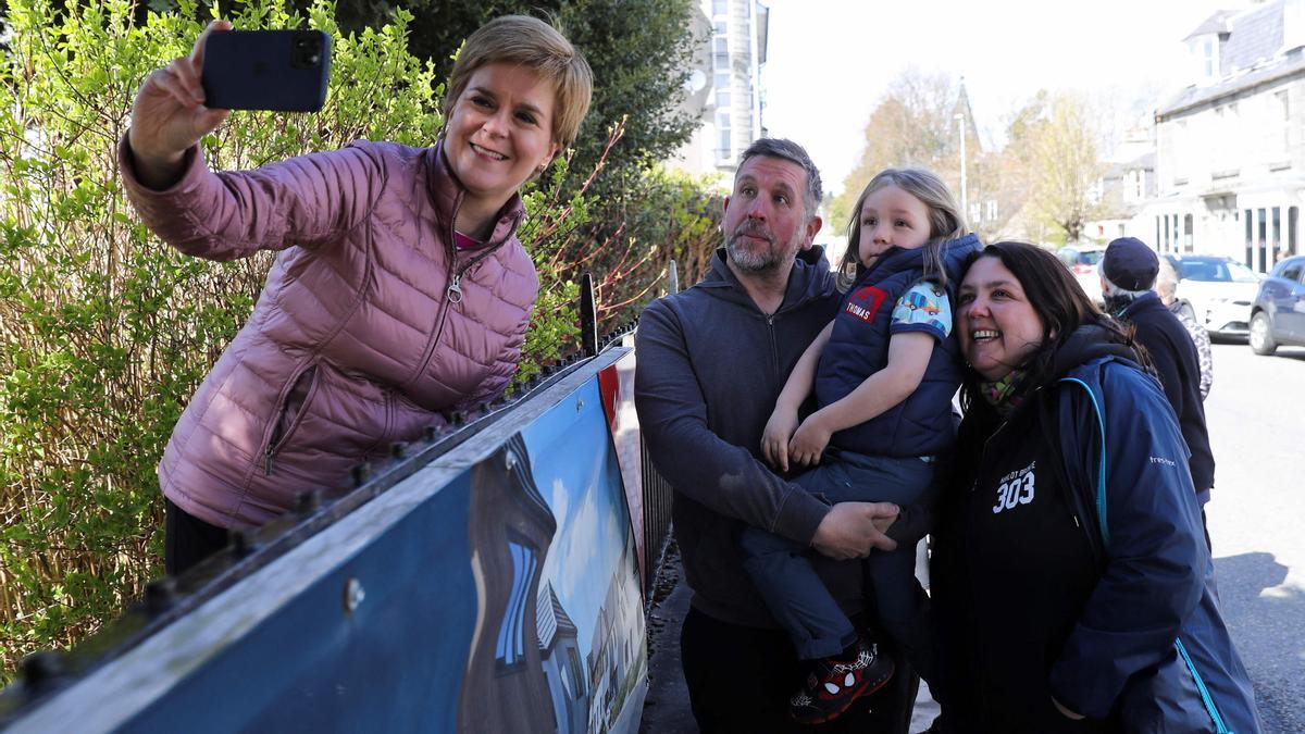 Nicola Sturgeon se hace un selfi con una familia en campaña electoral.